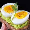 Avokadoröra och kokt ägg på grillat ”lantbröd”,[...]