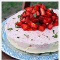 Glasstårta med smak av jordgubb och vit choklad