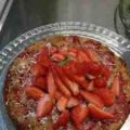 Vitchokladkladdkaka med jordgubbar