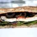 Club sandwich med stekt tofu och oliv/tomatröra