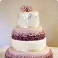 Bröllopstårta i lila, silver och vitt