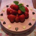 Vit chokladmoussetårta med jordgubbar