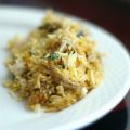 Stekt ris med kyckling och ägg på thaivis (Khao[...]