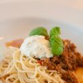 Spagetti bolognese med basilika- och[...]
