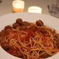 Köttbullar i tomatsås med spagetti