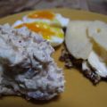 Tonfiskröra, ägg och frökex till frukost