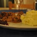Lammfärsbullar, svampsås, lingon och potatispuré