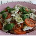 Sallad med fetaost, tomat, lök och basilika