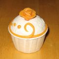 Orangefärgad cupcake med mycket choklad i