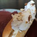 Avlånga semlor med maräng och hallon