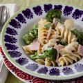 Broccolipasta med skinka och dijonsenap