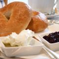 Bagels med cream cheese & björnbärssylt