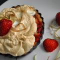 Raberberpaj med jordgubbar och märängtäcke