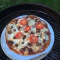 Pizza bakad på baksten i grillen med pizzasallad