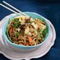 Asiatisk nudelwok med omelettopping