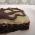 Brownies med vit glasyr och mörk choklad