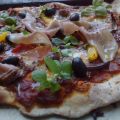 Pizza med salsiccia, paprika och kalamataoliver