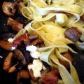 Färsk pasta med svamp bacon aubergin och fetaost