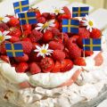 Krispig pavlovatårta med rabarbercurd