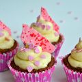 Rosa cake pops och hjärtliga cupcakes
