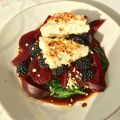 Fetaostsallad med rödbetor, björnbär och spenat