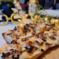 Baguettepizza med karamelliserad lök och getost