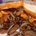 Hamburgare med stekt lök och smörfrästa[...]