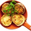 Ost- och baconfylld bakpotatis
