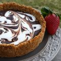 STRAWBERRY S´MORES WITH SALTED PRETZEL