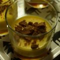 Krämig saffranspannacotta med pepparkakssmul