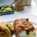 Serranoinlindad torskrygg med salvia och Brie