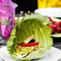 Hamburgare i salladsblad med het guacemole