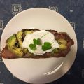 Smörrebröd med rostbiff, avokado och pocherat[...]