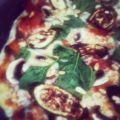 Pizza med grillad zuccini, spenat & pinjenötter
