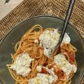 Pasta med krämig tomatsås, citron och burrata