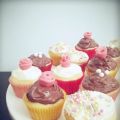 Mini cupcakes med vit- och mörkchoklad frosting