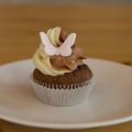 Cupcake med fjäril och tvåfärgad frosting