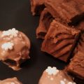 Mjuk mjölkchokladkola och Pepparkakskakbollar
