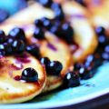 Pösiga plättar med blåbär och american syrup
