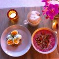 Smoothie in a bowl med jordgubb, kokos och[...]