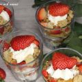 Jordgubbsdessert med smuldeg i glas