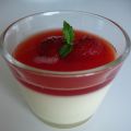 Vit chokladpannacotta toppad med jordgubbssirap