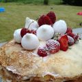 Pannkakstårta med jordgubbar och rabarberkompott