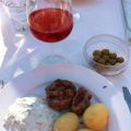 Grillade lammfärsbiffar med tzatziki.