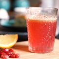 Råsaft på äpple, granatäpple och citron