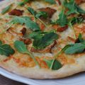 Pizza med kantareller och ruccola