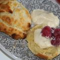 Engelsk lyxfrukost med scones och lemoncream
