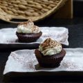 Kladdekakemuffins med nötcreme och grädde