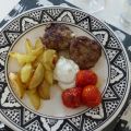 Fetaostfyllda lammfärsbiffar med klyftpotatis[...]