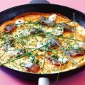 Omelett med matjessill, gräddfil och sticklök